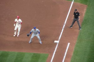 Anthony Rizzo holding man on first - June 1, 2019