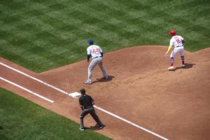 Anthony Rizzo hod man on in front of umpire - June 2, 2019