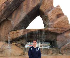 Pat in front of fountain